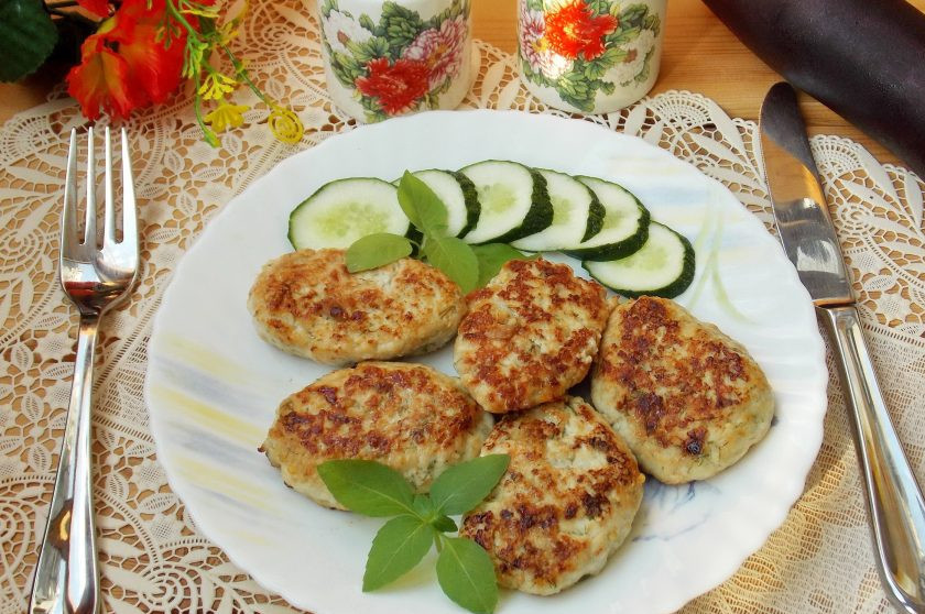 1. Этап. Куриные котлеты с баклажанами: Обжарьте котлеты с обеих сторон до румяной корочки. Подавайте с любым гарниром или просто с кусочком свежего хлеба. Приятного аппетита!