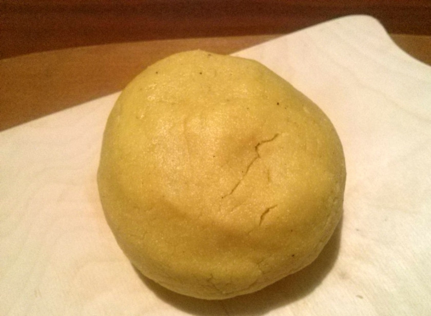 1. Этап. Нан хати: Растопите сливочное масло, добавьте растительное, сахарную пудру и манку, размешайте до однородности. Добавьте муку, специи и замесите тесто. Тесто должно держать форму и не рассыпаться.