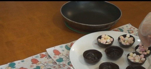 1. Этап. Шоколадные бомбочки с маршмэллоу: Наполняем половинки какао, я взяла Несквик и маршмэллоу.