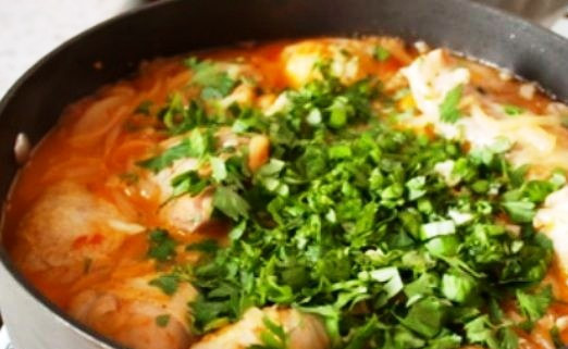 1. Этап. Чахохбили из курицы классический рецепт: Добавьте к курице обжаренный лук, готовьте еще полчаса. Затем добавьте острый перец, соль, специи и зелень. Перемешайте и протушите еще минут 7. На стол подавайте с рисом или картофельным пюре.