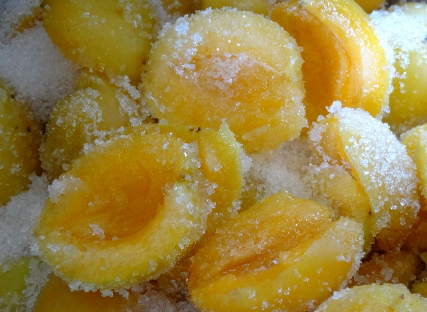 1. Этап. Простое варенье из абрикосов без косточек: Очищенные абрикосы засыпаем половиной от всего сахара и ставим пока что в прохладное место. Оставшийся сахар смешиваем с водой и ставим эту массу на огонь, варим их этих ингредиентов сахарный сироп. Горячим сиропом заливаем абрикосы и оставляем их в таком виде на сутки.