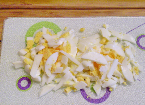 1. Этап. Салат с фасолью и солеными огурцами: 4. Отваренные вкрутую яйца тоже нарезаем полосочками.