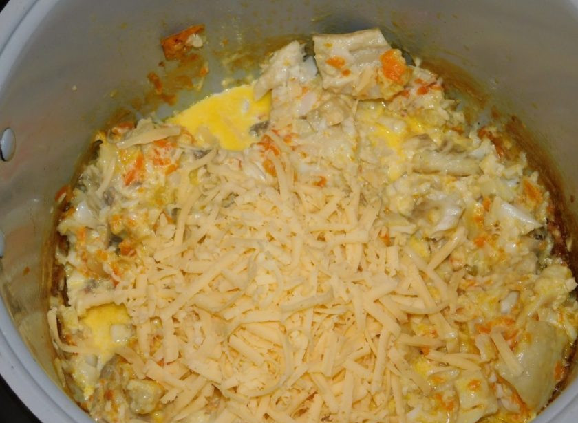 1. Этап. Тилапия в мультиварке: Через 30 минут добавьте еще 100 мл. сливок и тертый сыр. Перемешайте.