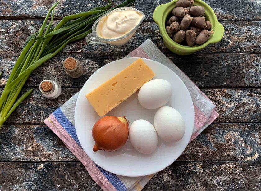 1. Этап. Салат Сердцеедка с куриными сердечками: Подготовьте все необходимые ингредиенты. Куриные сердечки отварите до готовности и дайте им полностью остыть. Яйца варите в подсоленной воде 7-8 минут.