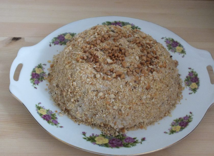 1. Этап. Торт из печенья с бананом: Оформите измельченным печеньем.