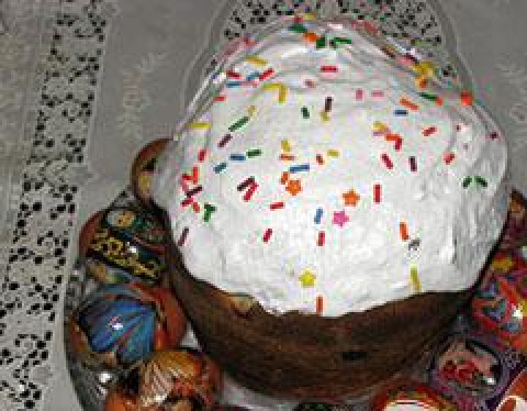 1. Этап. Кулич с белым изюмом: Сделайте глазурь. 200 гр. сахара и взбейте с белком двух яиц. Затем нанесите на верхушки куличей и посыпьте любыми присыпками.