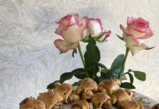 1. Этап. Творожные мини-рогалики с орехом и изюмом: Выпекать при температуре 180°C в предварительно разогретой духовке примерно в течение 20 минут (точное время зависит от типа духовки). Подавать мини-рогалики к столу остывшими, хранить при комнатной температуре, прикрыв бумажным полотенцем, не более 48 часов.