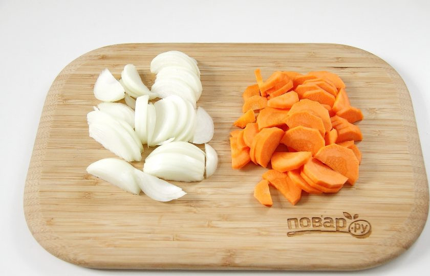 1. Этап. Рождественская сельдь: Лук нарежьте перьями. Морковь нарежьте кружочками, затем каждый кружок пополам.