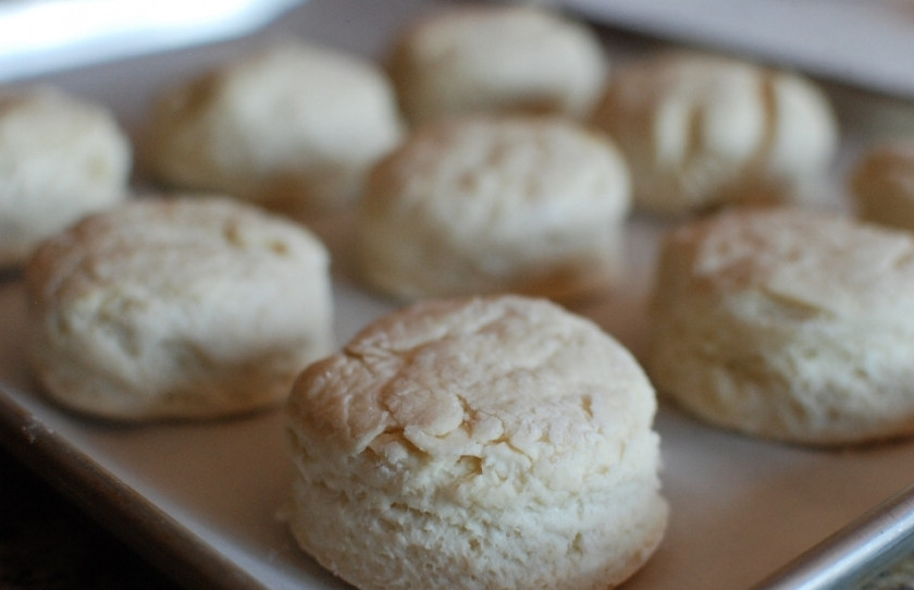 1. Этап. Английское печенье: Противень застилаем пергаментной бумагой, выкладываем на него печенье.