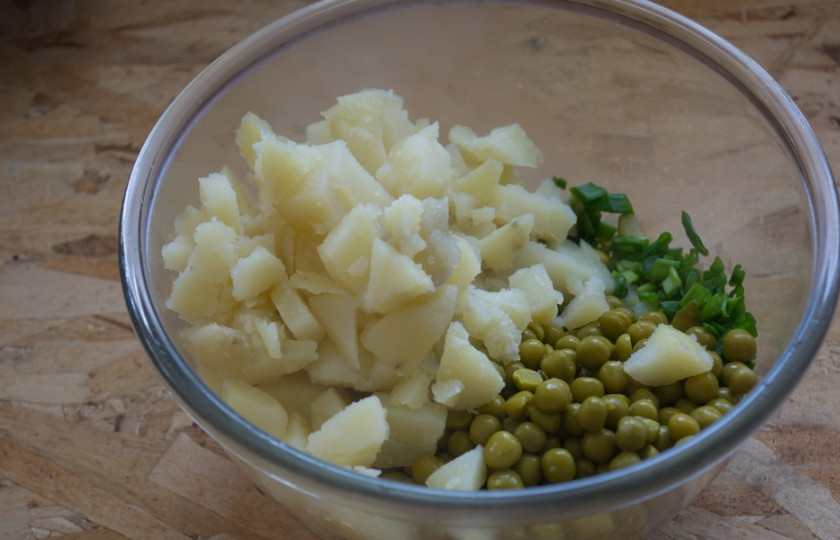 1. Этап. Салат Оливье классический рецепт: Отварите картофель в мундире. Очистите его и нарежьте кубиком.