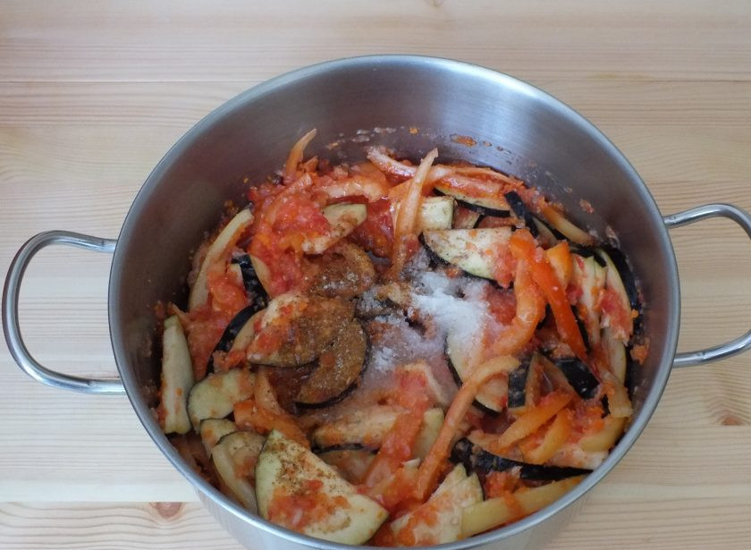 1. Этап. Манжо: Добавьте соль, сахар, смесь перцев, уксус, масло. Перемешайте и поставьте на средний огонь. После закипания огонь уменьшите и варите 40 минут.