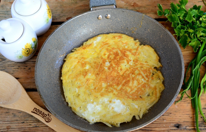 1. Этап. Скоростная картошечка: Затем картофельный корж (или блин, не знаю, как правильно назвать его) переверните и прожарьте с обратной стороны. Аналогично приготовьте и второй корж. Как видите, всей массы мне хватило, чтобы приготовить два больших картофельных блина.