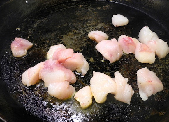 1. Этап. Черная паэлья: 2. При необходимости добавить еще немного масла и обжарить рыбу. В рецепт приготовления черной паэльи можно использовать любую рыбу и морепродукты по вкусу.