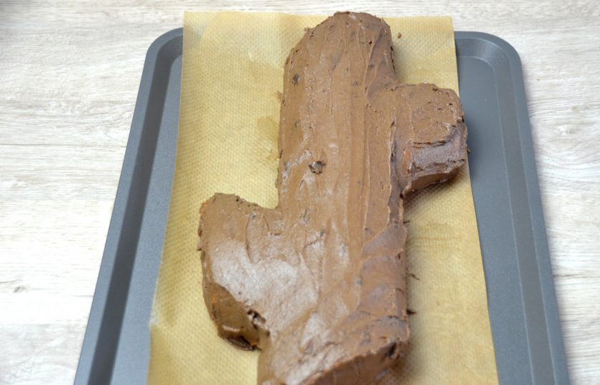 1. Этап. Торт Полено с вишней: Смажьте торт оставшимся кремом.