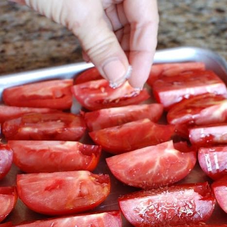 1. Этап. Помидоры, сушеные в духовке: Посыпаем солью, черным и красным перцем.