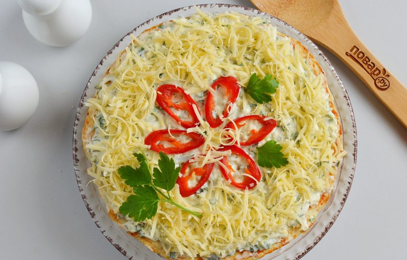 1. Этап. Закусочный торт для мужчин: Достаньте из холодильника торт, украсьте по вкусу. Я порезала колечками острый перец чили, оформила тертым сыром и петрушкой.