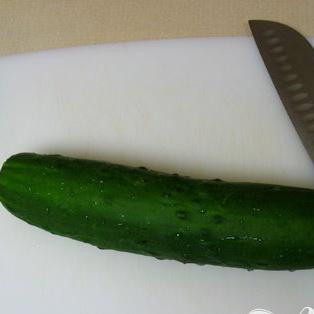 1. Этап. Пряный салат из огурцов: Сначала, возьмите огурец.