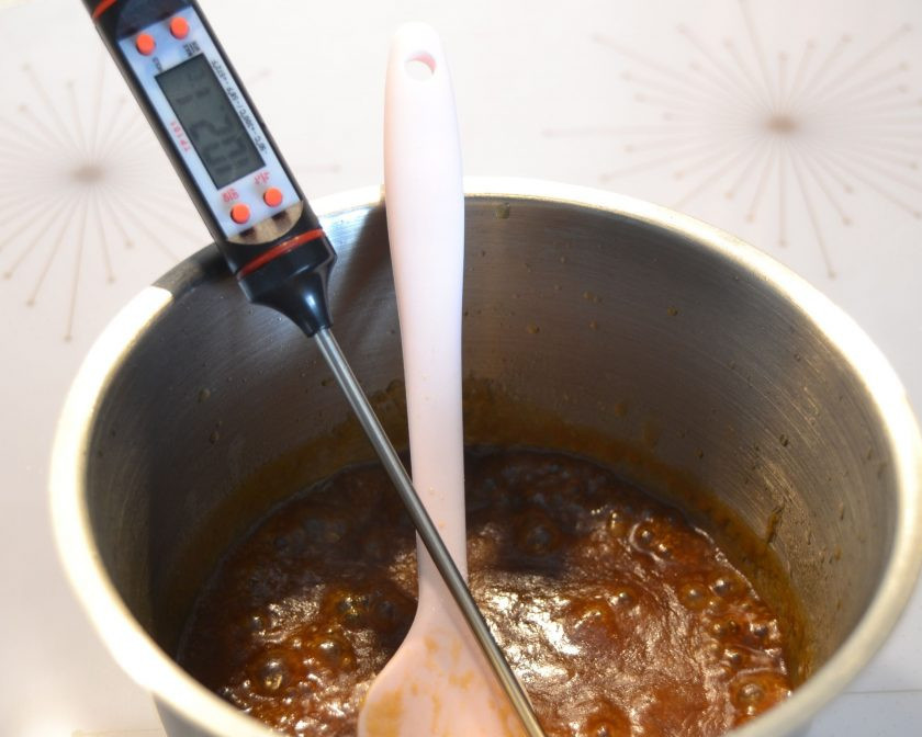 1. Этап. Капкейки с соленой карамелью: Уваривайте карамель на небольшом огне, если есть термометр, то температура карамели должна достигнуть 102-104 градуса. Если специального термометра нет, то ориентируйтесь на время 5-6 минут. Снимите с огня, охладите.