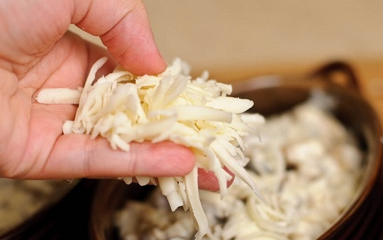 1. Этап. Жульен: 13. Присыпьте тертым сыром.