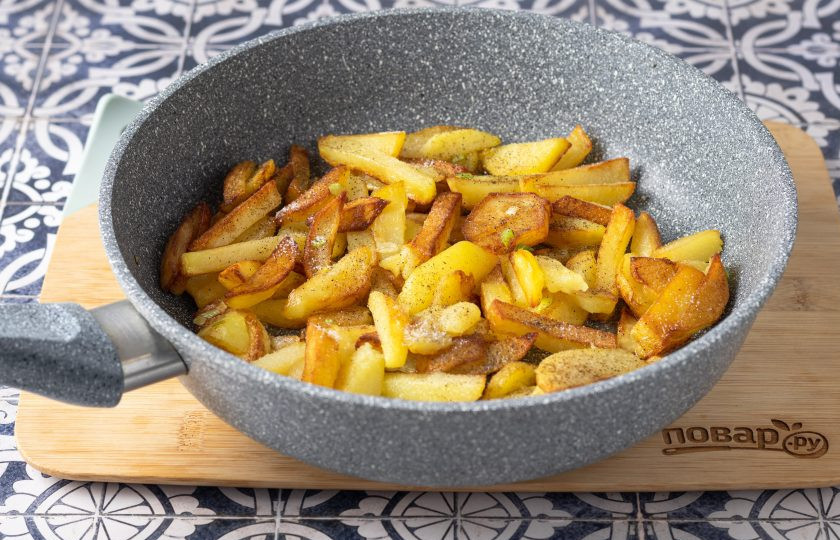 1. Этап. Жареная картошка на оливковом масле: В самом конце посолите и поперчите по вкусу, перемешайте.
