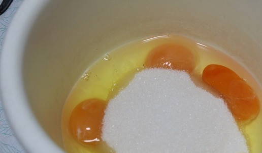 1. Этап. Торт Панчо: В чашу выложить яйца и сахар.