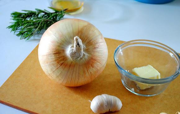 1. Этап. Хлеб с луком и розмарином: 1. Пропустить чеснок через пресс. Нагреть 1 столовую ложку сливочного масла и 1 столовую ложку оливкового масла на среднем огне. Добавить нарезанный лук и измельченный чеснок, жарить до коричневого карамельного цвета, приблизительно 15-20 минут. Дать остыть в течение нескольких минут. Удалить листья от розмарина и нарезать.