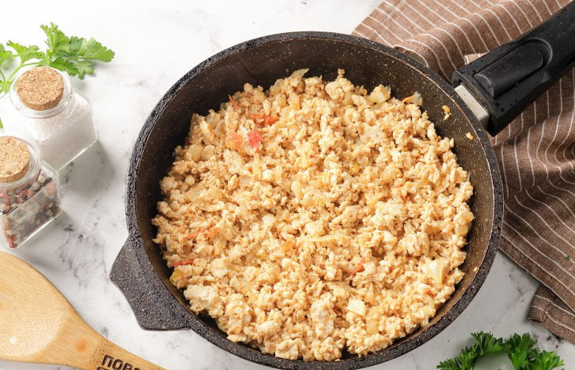 1. Этап. Фаршированные цветки тыквы: Переложите фарш в тарелку и дайте остыть.