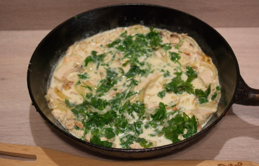 1. Этап. Ньокки с мясным соусом: 10. Когда мясо и лук обжарятся, добавьте сливки и много нарезанной зелени. Перемешайте. Дайте закипеть — и выключайте.