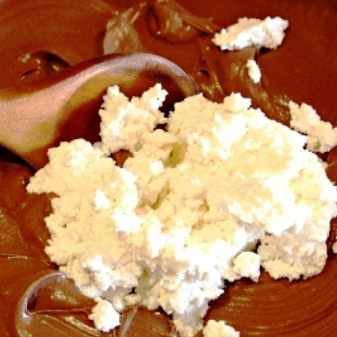 1. Этап. Торт Брауни: Когда шоколадная масса станет однородной, добавляем в нее сливочный сыр. Перемешиваем.