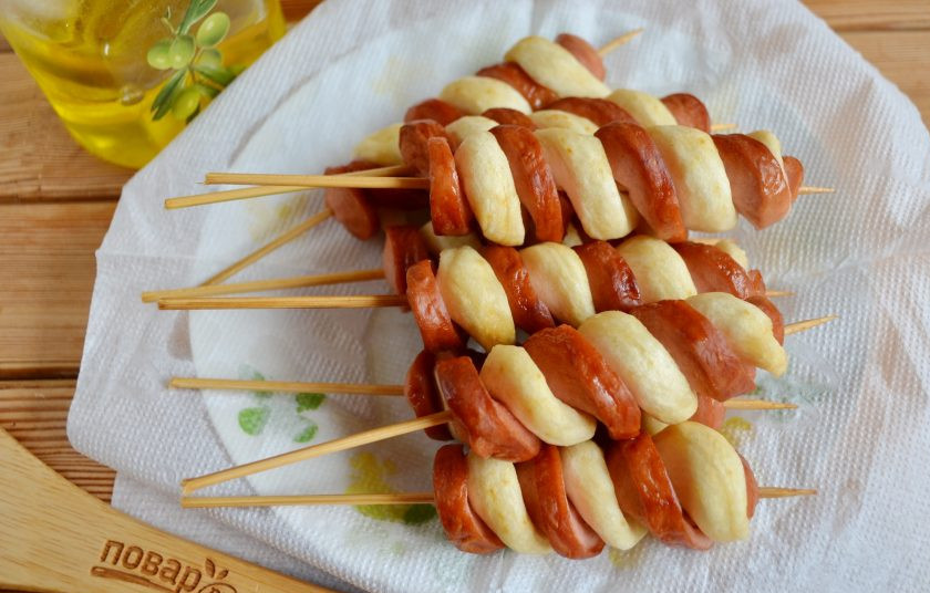 1. Этап. Хот-дог Торнадо: Достаньте из фритюра хот-доги, на бумажной салфетке дайте стечь лишнему маслу. Подавайте горячими с соусами. Приятного!