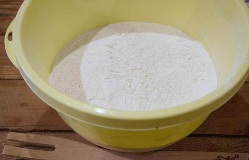 1. Этап. Дрожжевое тесто на майонезе: Просейте пшеничную муку дважды. Это необходимо, чтобы приготовить дрожжевое тесто на майонезе.