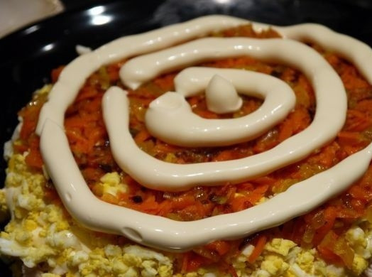 1. Этап. Салат с грибами, курицей: 8. Смажьте майонезом. Следом выложите грибочки и последним слоем — тертый сыр.