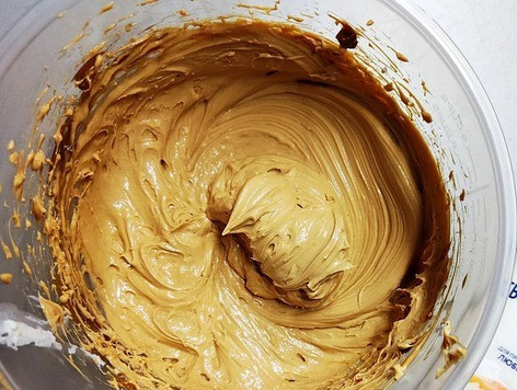 1. Этап. Карамельный чизкейк с облепихой: Взбить начинку при помощи блендера, по одному добавляя яйца. В конце влить молоко.