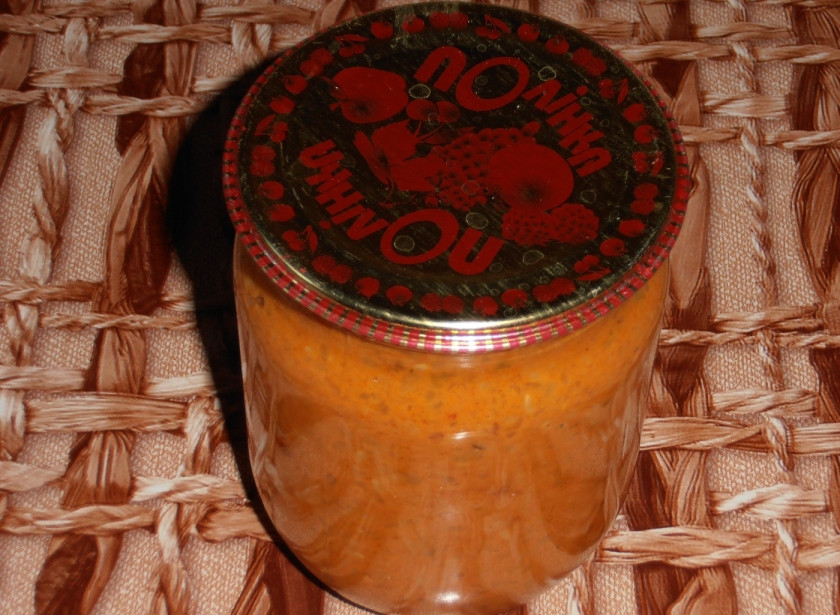 1. Этап. Кабачковая икра с соусом: 8. После полного остывания уберите банки в темное и прохладное место. Вот такой несложный вариант, как сделать кабачковую икру с соусом 