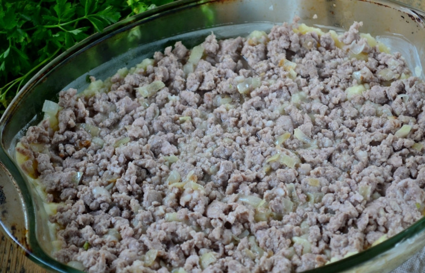 1. Этап. Картофельная запеканка классическая: Сверху выложите фарш, слегка вдавив его в картофель.