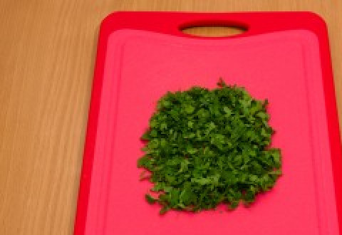 1. Этап. Салат в чипсах: 3. Рубим мелко зелень. Лучше всего для такого салата подойдет укроп.