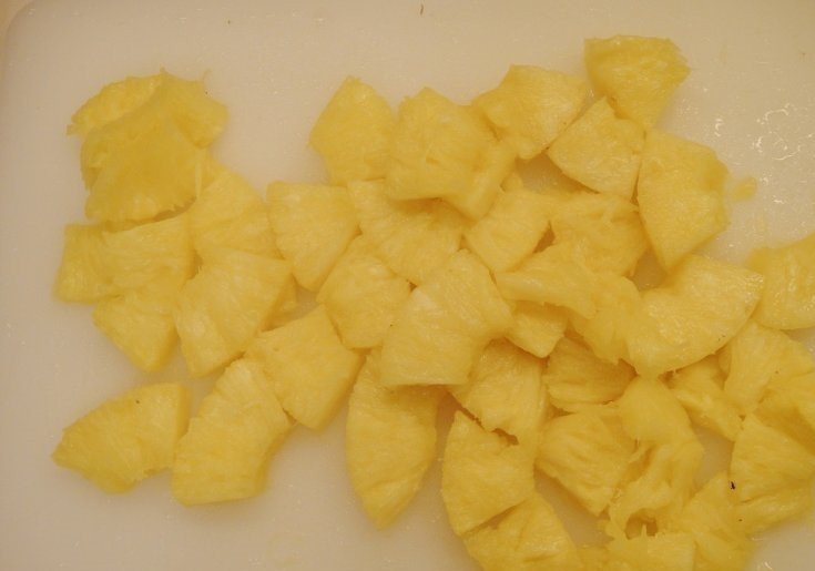 1. Этап. Десерт из свежего ананаса: Не важно кто как извлекаем мякоть, важно потом нарезать ее кубиками среднего размера.