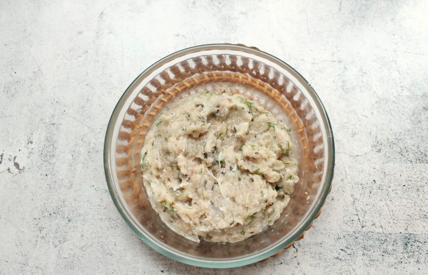 1. Этап. Котлеты из ротана: Все посолите, поперчите и тщательно перемешайте. Оставьте на 15 минут и отбейте фарш до плотности.