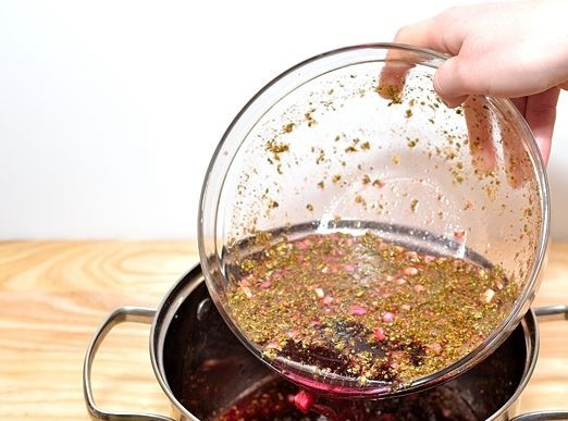 1. Этап. Быстрый маринад для свинины: 6. Маринад нужно как следует перемешать. Отправить его в более глубокую емкость, в которую можно поместить мясо.