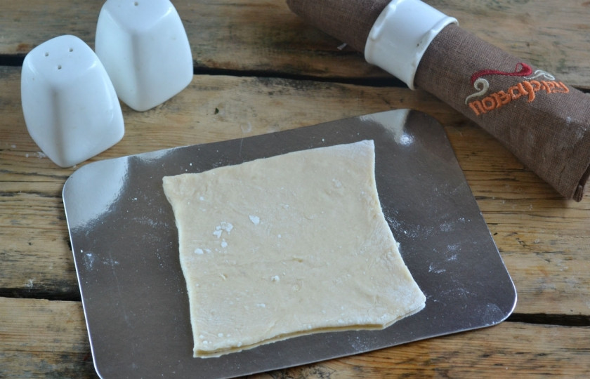 1. Этап. Каннеллони с фаршем под томатным соусом: Тесто раскатайте как можно тоньше. Разрежьте на 6-8 прямоугольников.