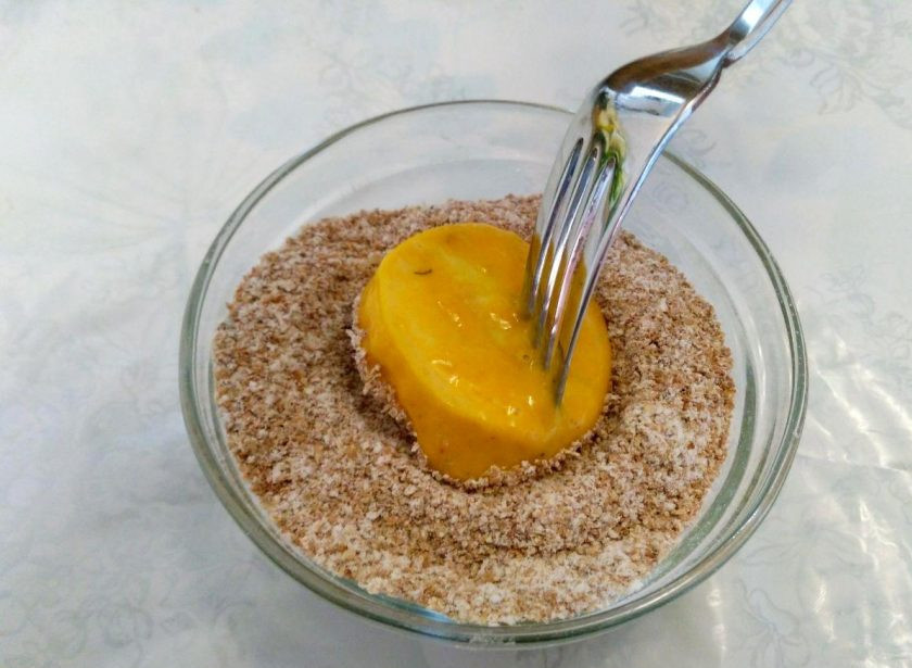 1. Этап. Кабачковые наггетсы в духовке: После кляра отправьте каждый кусочек в панировочную смесь, чтобы она покрыла кабачок со всех сторон.