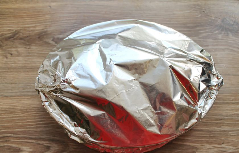 1. Этап. Запеченная хоки: Закройте верх фольгой, чтобы она не касалась заливки.