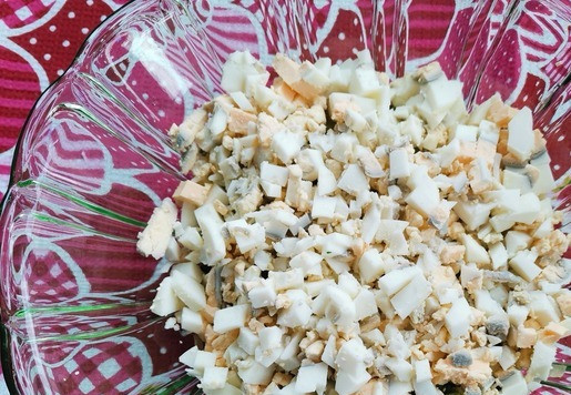1. Этап. Салат Июнь: варёные яйца кубиками,