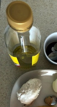 1. Этап. Дынный салат с вареной курицей: 1. Варим грудку в воде без соли и специй около 30 мин. Остужаем ее. 2. Чистим дыню от шкурки и семян. 3. Выдавливаем сок из лимона. У меня кубик замороженного лимонного сока.