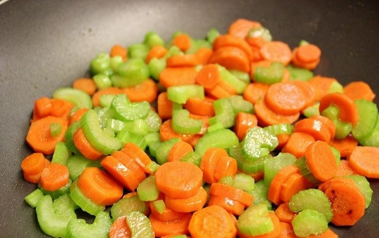 1. Этап. Куриное филе с овощами: 3. А тем временем очистите морковь и вместе с сельдереем нарежьте её тоненько. На сковороде разогрейте немного масла, выложите овощи. Обжаривайте на сильном огне, помешивая.