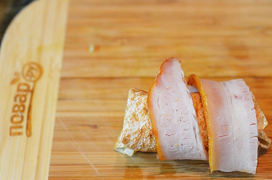 1. Этап. Рулетики из бекона с авокадо: Сверните рулетиком. Оберните ломтиками бекона.