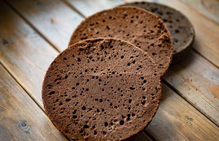 1. Этап. Шоколадный торт с кремом из маскарпоне: После чего разрежьте бисквиты каждый на две части. Сами по себе бисквиты получаются сухие, поэтому их обязательно следует при сборке тортика пропитать любым сиропом.