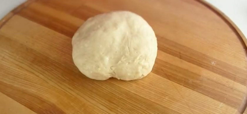 1. Этап. Быстрые маленькие пирожки с картошкой: 4. Рабочую поверхность посыпьте мукой, выложите тесто и замесите мягкое эластичное тесто, постепенно подсыпая муку. В конце замеса руки должны остаться чистыми, а тесто не должно к ним прилипать.