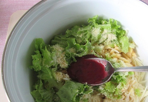 1. Этап. Салат «Отдых»: Добавить фруктовый соус и ликёр.