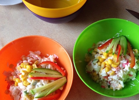 1. Этап. Крабовый салат обычный: И подаем к столу в большом салатнике (или каждому едоку в отдельной тарелке). У меня салат был приготовлен к обычному ужину, поэтому украшение салата простенькое.